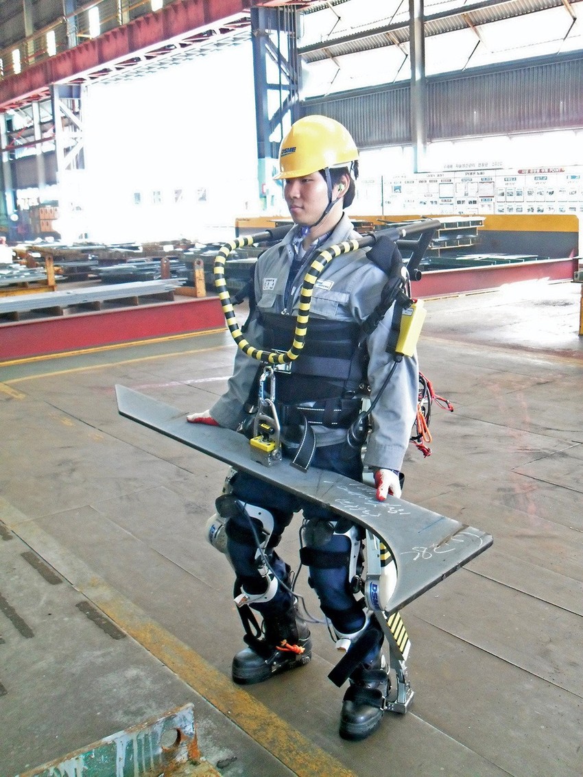 Kao superheroj: Radnik uz odelo može da podigne težak teret (FOTO: dsme.co.kr)