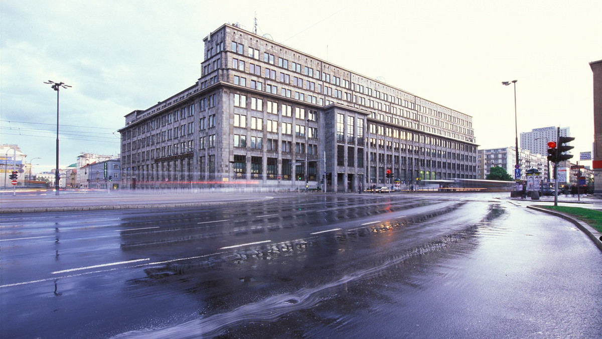 Zakończył się remont elewacji siedziby Banku Gospodarstwa Krajowego przy Al. Jerozolimskich. To pierwszy tak poważny remont elewacji budynku wybudowanego w centrum Warszawy w latach 1928-31. Obiekt ten bardzo szybko, bo już po 34 latach od wzniesienia - 1 lipca 1965 roku - został wpisany do rejestru zabytków miasta stołecznego Warszawy.