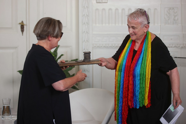 Córka Jerzego Turowicza Magdalena Smoczyńska (P) podczas ceremonii wręczenia Agnieszce Holland nagrody