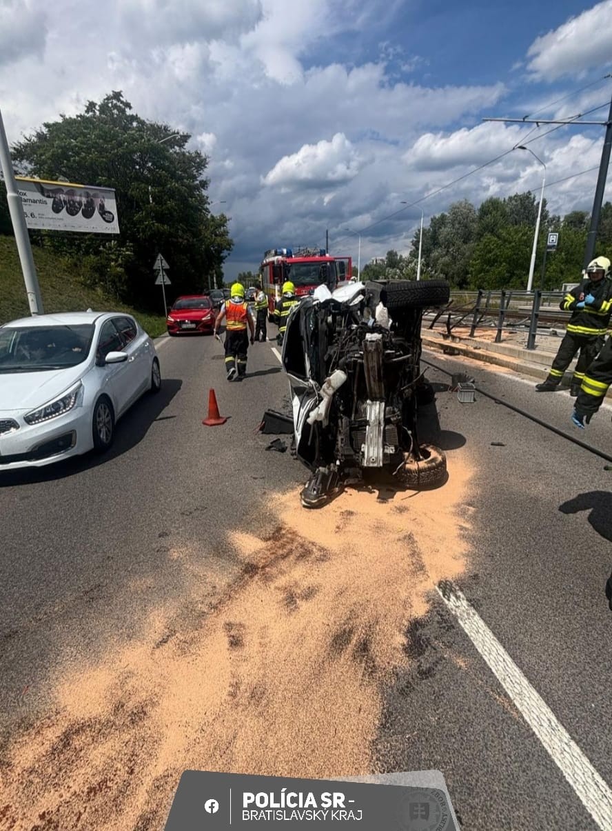 Polícia vyšetruje nehodu, pri ktorej vodič v Bratislave narazil do zábradlia.