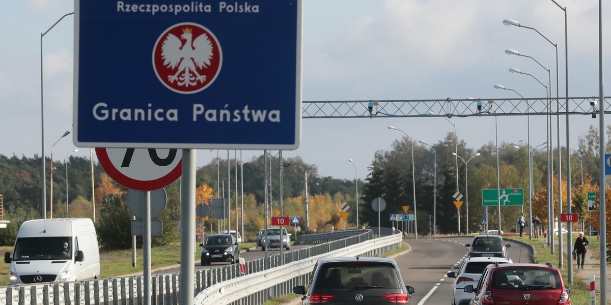 Zaświadczenie potwierdzające szczepienie przeciw COVID-19 zwolni z obowiązkowej kwarantanny po przekroczeniu granicy. 