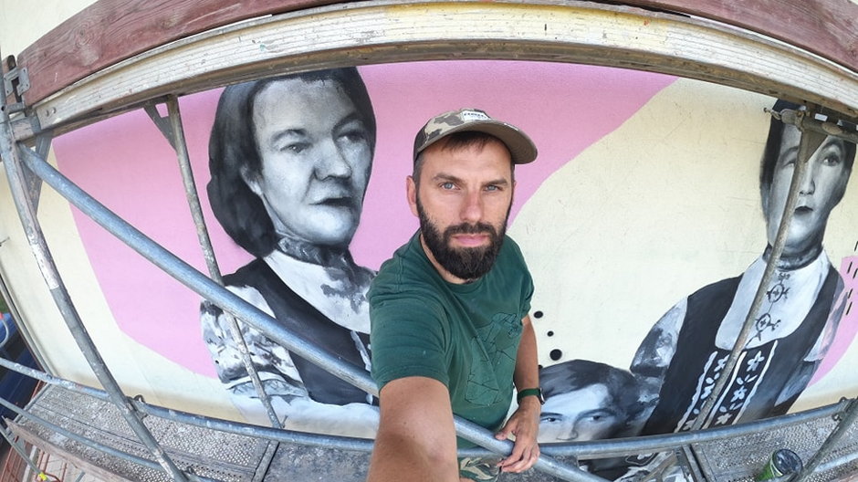 Arkadiusz Andrejkow i jego nowy mural w Gródku [fot. A.Andrejkow]