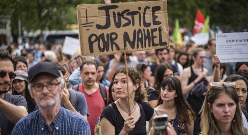 Une pancarte en hommage à Nahel au milieu de la manifestation des Soulèvements de la Terre, à Paris/Corentin Fohlen/Libération