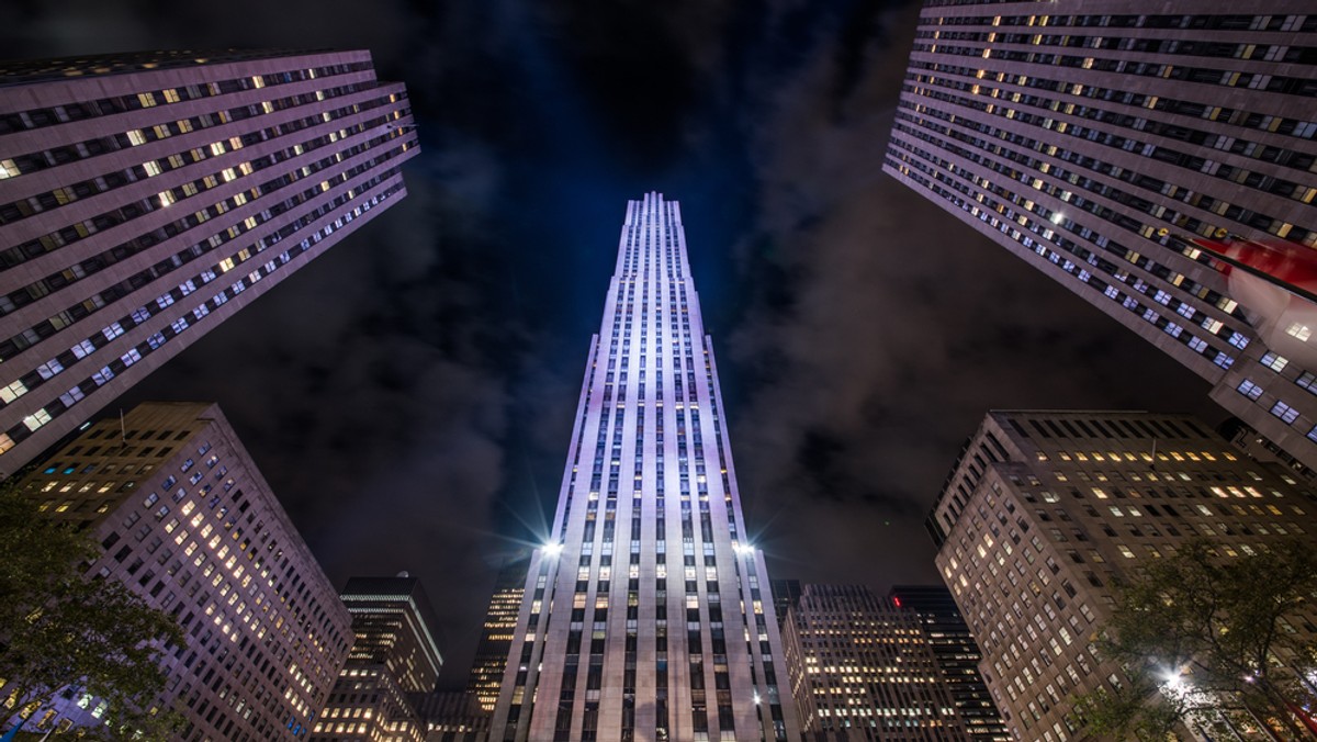 Rockefeller Center zostało uznane przez Amerykański Instytut Architektów za drugie najważniejsze założenie architektoniczne w Ameryce. Jednak niewiele brakowało, a kompleks nie powstałby wcale.