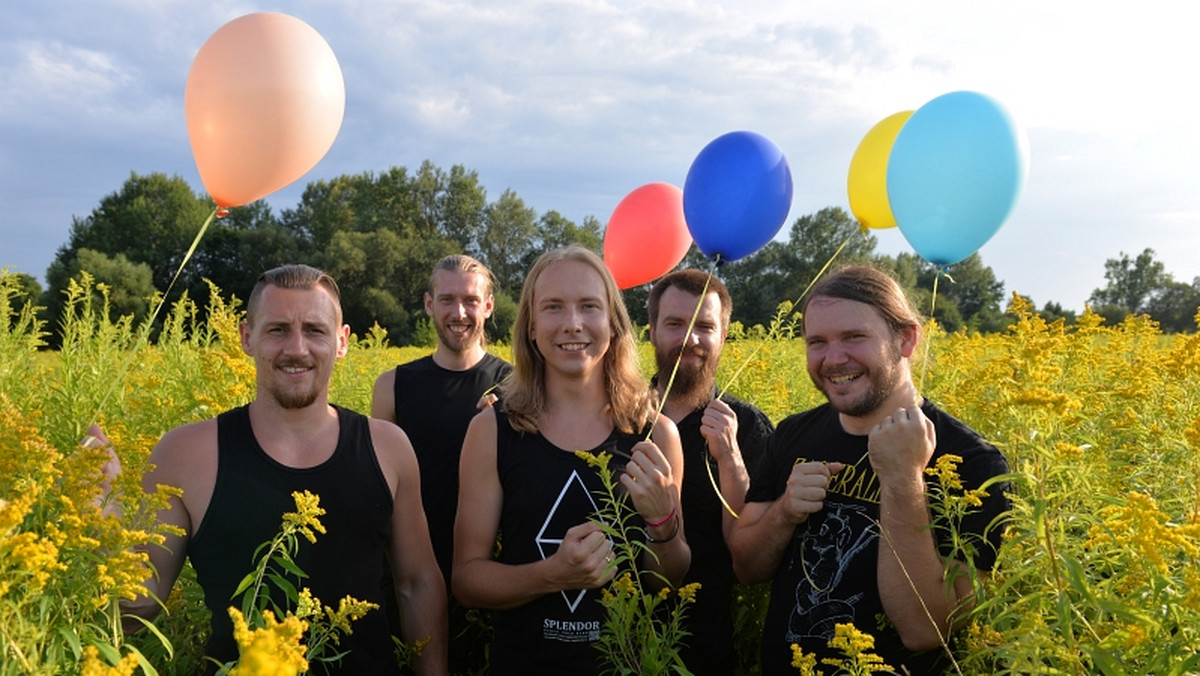 Grupa Kabanos, jeden z najbardziej charakterystycznych polskich zespołów muzycznych, zaprezentuje się w czasie Jarocin Festiwal 2016. W związku z imprezą członkowie grupy postanowili opowiedzieć między innymi o relacjach z fanami, wydawaniem muzyki "na własną rękę" czy o wpadkach w czasie koncertów. "Tu nic nie jest normalne!" - zapewniają. Jarocin Festival 2016 odbędzie się w dniach 7-9 lipca. Głównymi gwiazdami imprezy będą: Slayer, Five Finger Death Punch i The Prodigy.