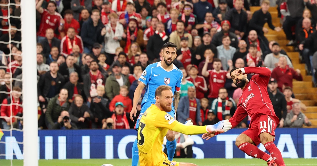 Liga Mistrzów. Salah strzelił gola Robertsonem. Klęska drużyny Zalewskiego w Paryżu