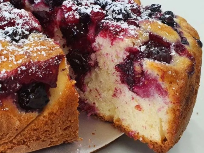 Starinski kolač sa bobičastim voćem koji se sprema za 5 minuta! 