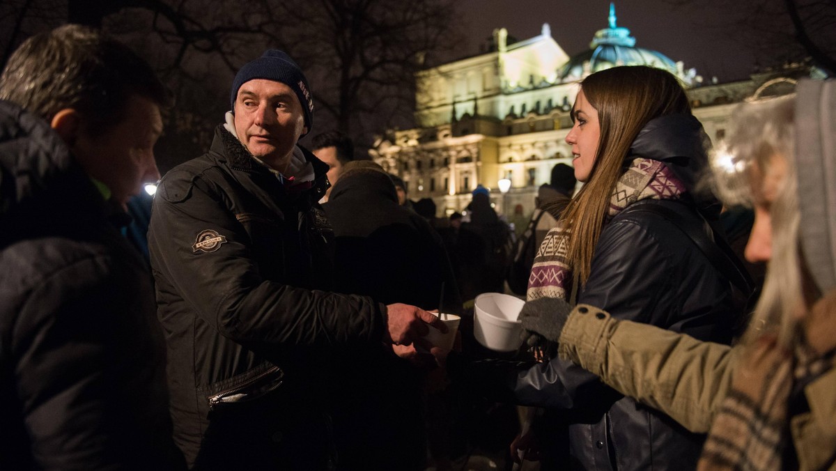 - Dla nas to nie są "żule, których trzeba wyrzucić z miejsc będących wizytówką miasta", ale konkretne osoby. Rafał, Paweł, Michał, Ania, Ola, Sylwia, Wojtek, Krzysiek, ludzie, których życie potwornie poraniło i zostali już niejednokrotnie skopani i obdarci z godności - piszą organizatorzy akcji "Zupa na Plantach". Wydali oni właśnie specjalne oświadczenie. To efekt pomysłu krakowskiego radnego Łukasza Wantucha, który chce wprowadzić zakaz rozdawania jedzenia bezdomnym na Plantach Krakowskich i w miejskich parkach.