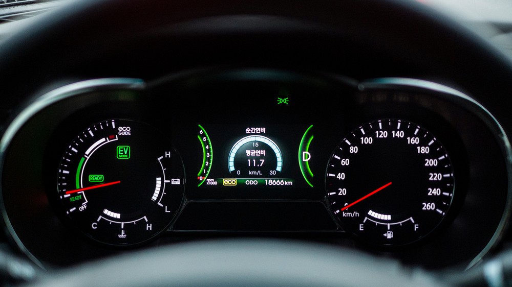 Znížený nabíjací výkon na displeji elektromobilu počas horúceho dňa je bežným dôsledkom ochrany batérie pred teplom.