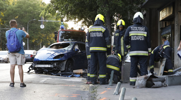 Villanyoszlopnak csapódott egy autó a Szilágyi Erzsébet fasoron / Fotó: MTI/Mihádák Zoltán