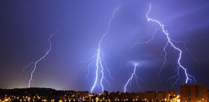 Nadciągają grzmoty i błyskawice. IMGW ostrzega przed gwałtownymi burzami z gradem. Alerty I i II stopnia 