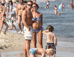 Boski minister "przyłapany" na plaży. "Jak młody bóg!"