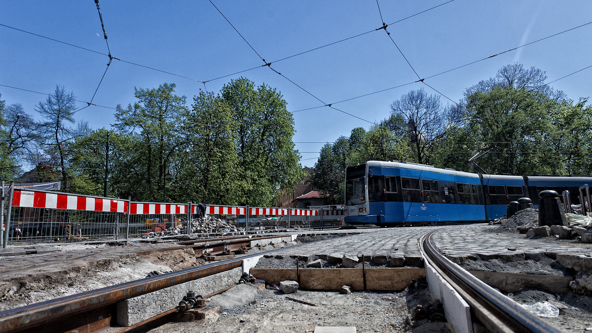 "Radio Kraków": W weekend w Krakowie rozpoczynają się remonty torów tramwajowych. To oznacza utrudnienia dla pasażerów na dwóch ważnych trasach. W niedzielę zamknięty będzie odcinek od Teatru Bagatela do Bronowic. Utrudnienia czekają też pasażerów jeżdżących do Nowej Huty. Od soboty, przez tydzień nieczynne będą tory na Placu Centralnym.