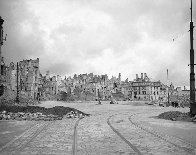 Zniszczeniu uległo 100 procent mostów, 90 proc. budynków zabytkowych i kościołów, 95 proc. obiektów kulturalnych, 90 proc. szpitali, 70 proc. budynków szkolnych, ponad 70 proc. budynków mieszkalnych - tak szacowano w 1945 roku wojenne zniszczenia Warszawy