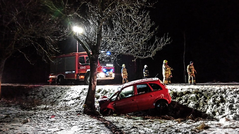 Meriva uderzyła w drzewo. Fot. OSP Czaplinek