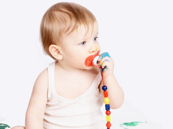 746_baby-with-dummy-dreamstime