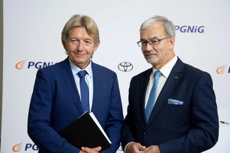 Jacek Pawlak, prezes Toyota Motor Poland, oraz  Jerzy Kwiecinski, prezes PGNiG