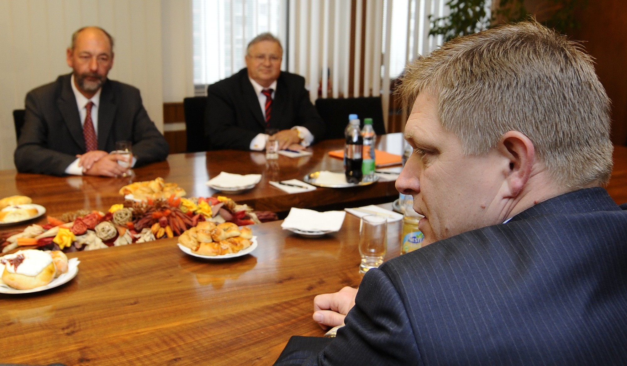 Bývalý štátny tajomník Ministerstva hospodárstva SR Dušan Petrík (druhý vpravo).