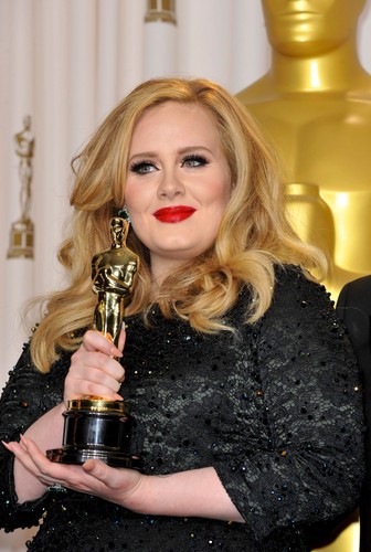 Adele z Oscarem za 'Skyfall'