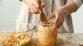 Kapusta kiszona w słoikach - przepis. Jak długo kisić kapustę w słoiku? Ile soli potrzeba do kiszenia kapusty w słoikach?
