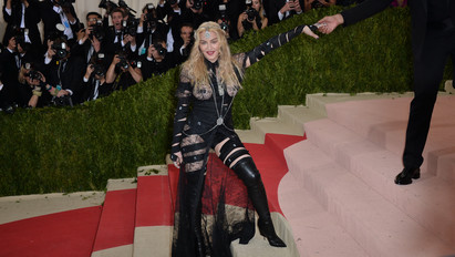 Újra a régi! Nyilvánosan pakolta ki a mellét Madonna  -  Extra galéria