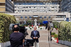 Papież jest po operacji. Jak przebiega rekonwalescencja?