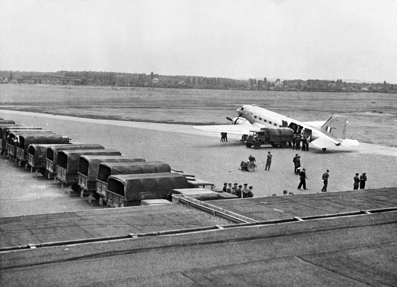 Rozładunek francuskiego samolotu (1948 r.)