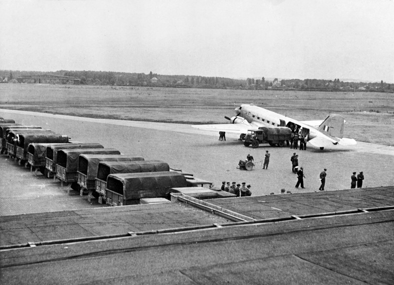 Rozładunek francuskiego samolotu (1948 r.)