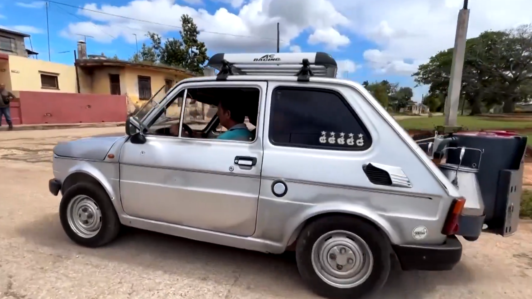Jeho auto funguje na uhlie:  Kubánsky mechanik našiel spôsob, ako čeliť kríze