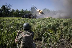 Wojna w Ukrainie, kontrofensywa: w odwodzie m.in. W odwodzie polskie Rosomaki i rakiety z Czech. Ale też brygada, której nie można w pełni ufać