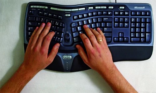 Ułożenie dłoni na klawiaturze ergonomicznej