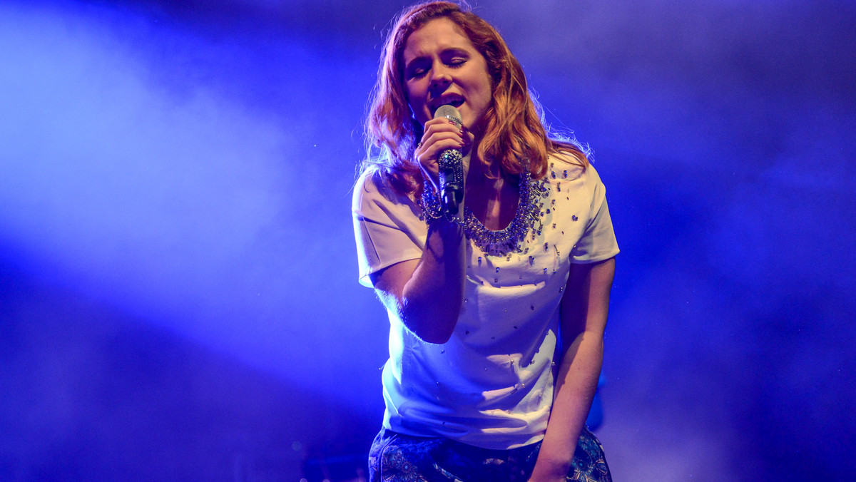 Katy B zaprezentowała teledysk do nowego singla "Still".