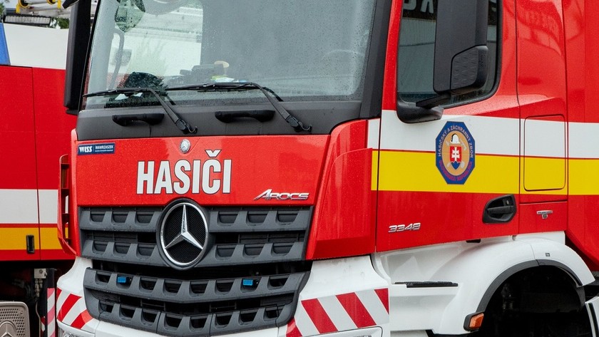 Na mieste zasahujú hasiči. (ilustračné foto)