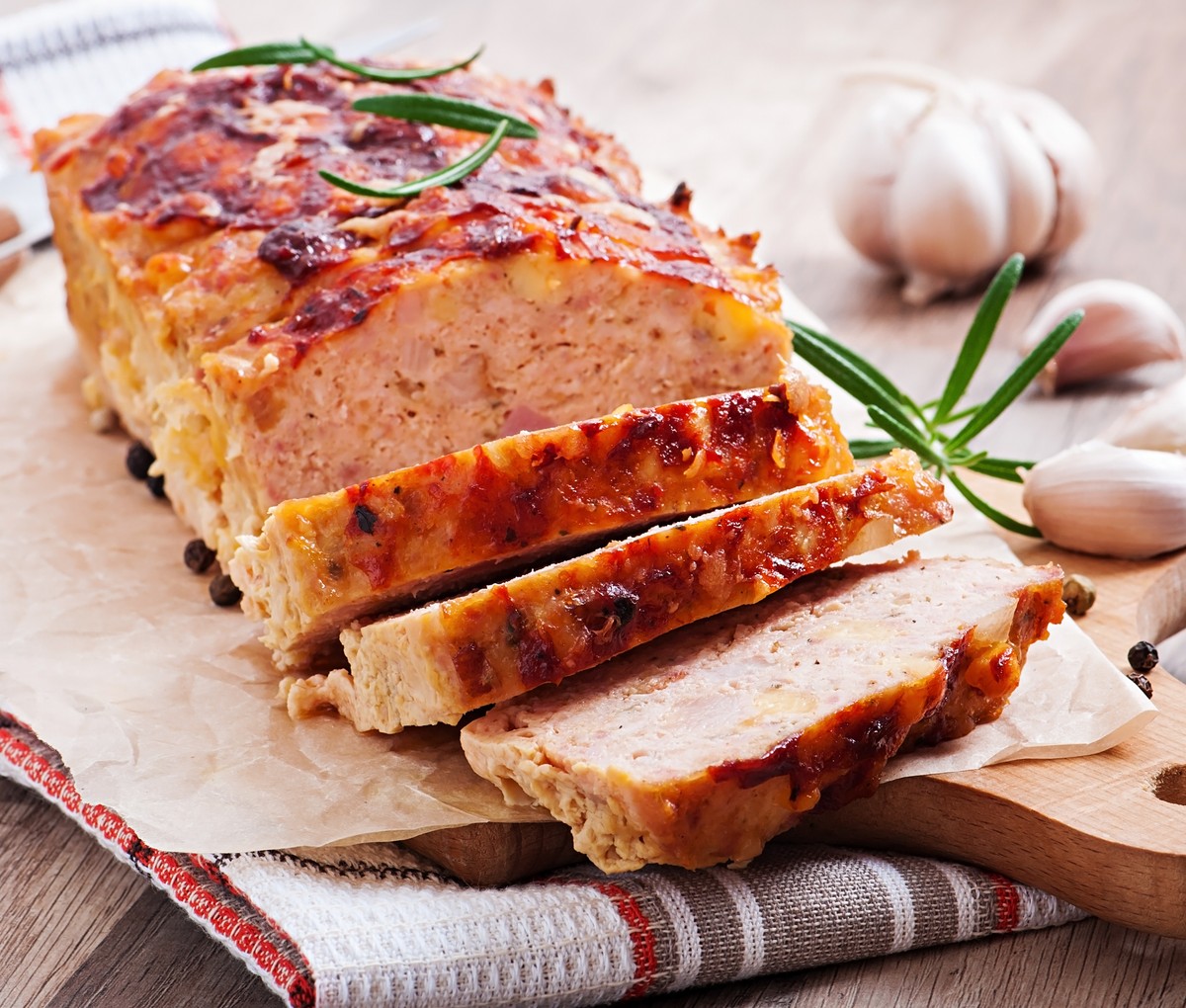 Pieczeń z mięsa mielonego sprawdzi się nie tylko na obiad.