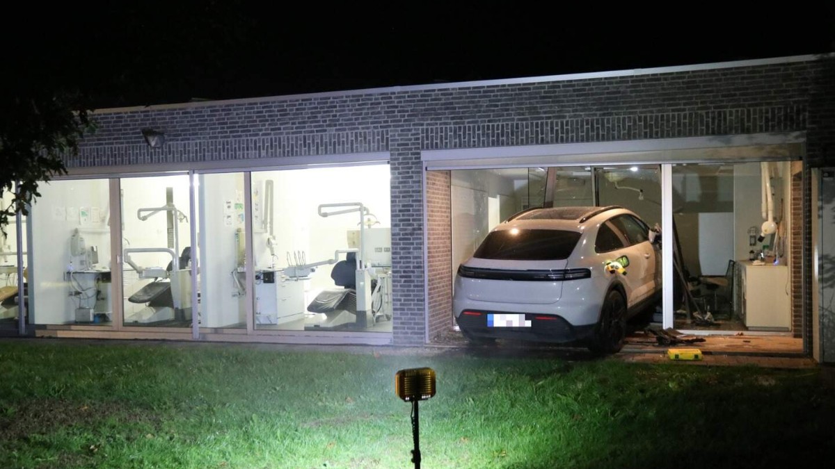 Un dentist român concediat a intrat cu un Porsche direct în clinica fostului șef din Belgia. A distrus sala de așteptare