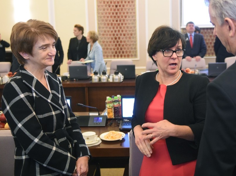 Stylizację minister Rostkowskiej można by uznać za udaną, gdyby zmieniła kolor sukienki. Czerwień w środku dnia i to na kobiecie pełniącej tak ważne funkcje, kłoci się nieco z dress code'em.