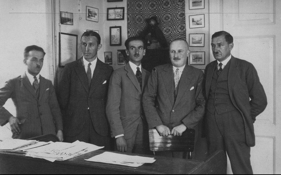 Redaktorzy "Słowa". Od lewej: Bolesław Wit-Święcicki, Witold Tatrzański, Józef Mackiewicz, Kazimierz Luboński, (?) Hartung. Wilno, około 1937 r.