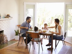"Zjedz mięsko, ziemniaczki zostaw" - nie tędy droga! Kilka ważnych rzeczy, których można nauczyć dziecko, jedząc wspólnie posiłki
