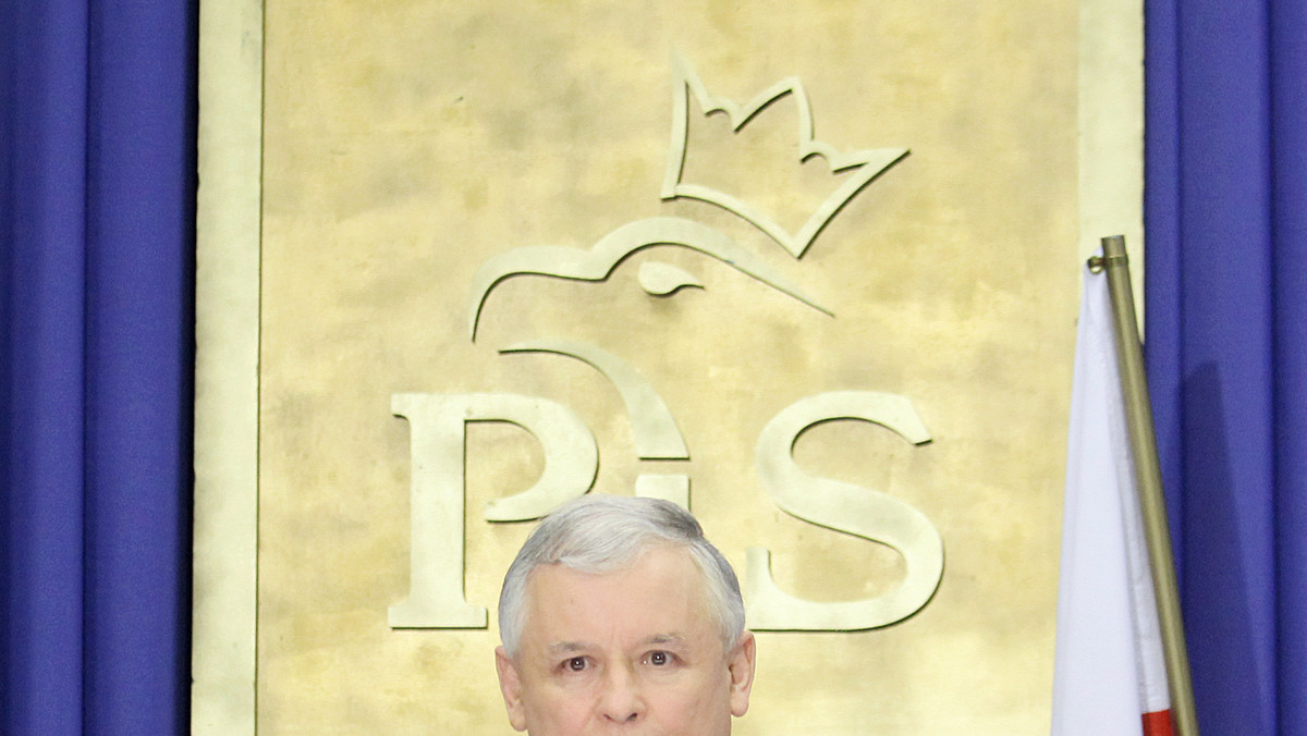 Jarosław Kaczyński stwierdził, że przed kolejnymi wyborami prezydenckimi trzeba będzie przeprowadzać dyktanda wśród kandydatów. Prezes PiS skomentował w ten sposób wczorajsze błędy ortograficzne prezydenta Komorowskiego, które popełnił składając wpis kondolencyjny w japońskiej ambasadzie.