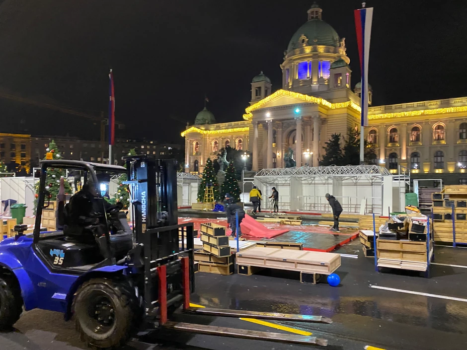 sklanjanje štandova ispred Skupštine