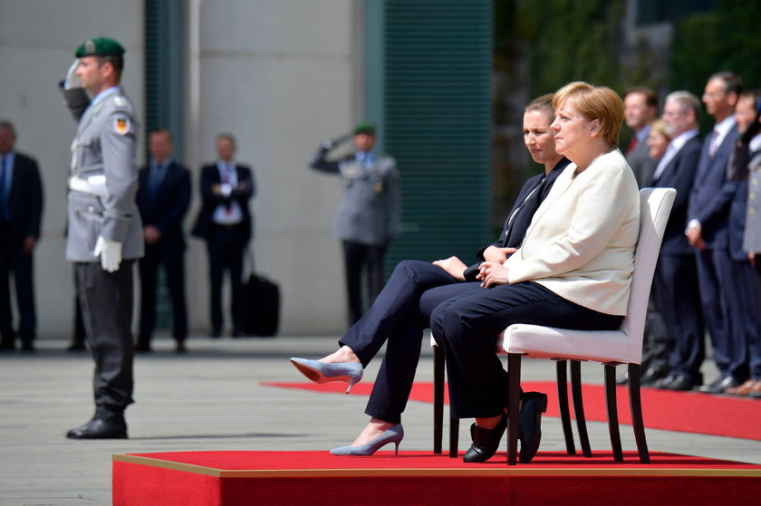 Angela Merkel siedzi w czasie hymnu