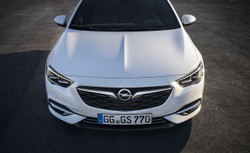 Opel insignia grand sport ujawniona. Nowy model to radykalna metamorfoza [Pierwsze zdjęcia i wideo]