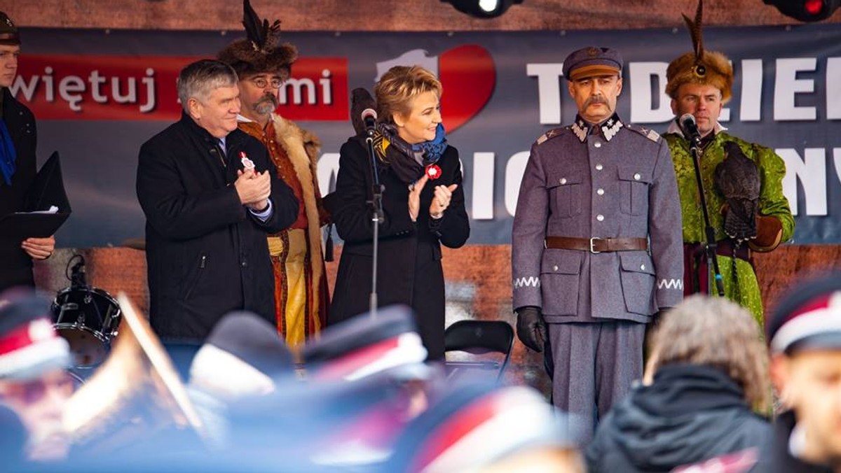 Już od 11 rano łodzianie tłumnie zbierali się na rynku Włókniarek Łódzkich w Manufakturze, gdzie odbywał się VII Piknik Niepodległościowym organizowany co roku podczas Święta Niepodległości. W tym roku na rynku centrum po raz pierwszy pojawiła się husaria, były też pokazy walk średniowiecznych rycerzy.