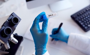 Nowa szczepionka przypominająca przeciw COVID-19 lepiej chroni przed Omikronem