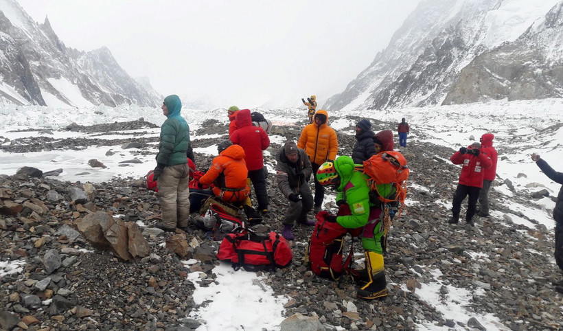 Przygotowania do wylotu ekipy ratunkowej z bazy pod K2.