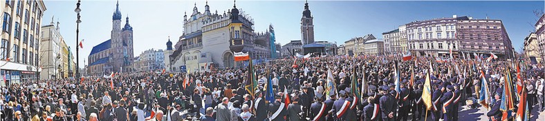 18 kwietnia, niedziela, Kraków, ok. godz. 13. Na Rynku Głównym zebrało się 90 tys. ludzi Paweł Ulatowski