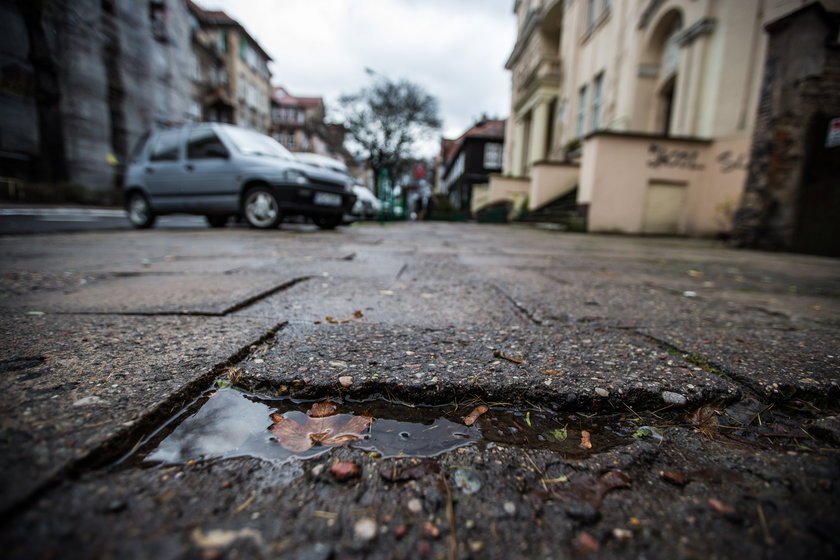 Chcą budować ścieżki rowerowe i zapominają o remoncie chodników