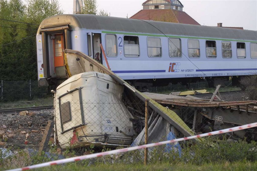 Pociąg zderzył się z ciężarówką. Są ofiary!