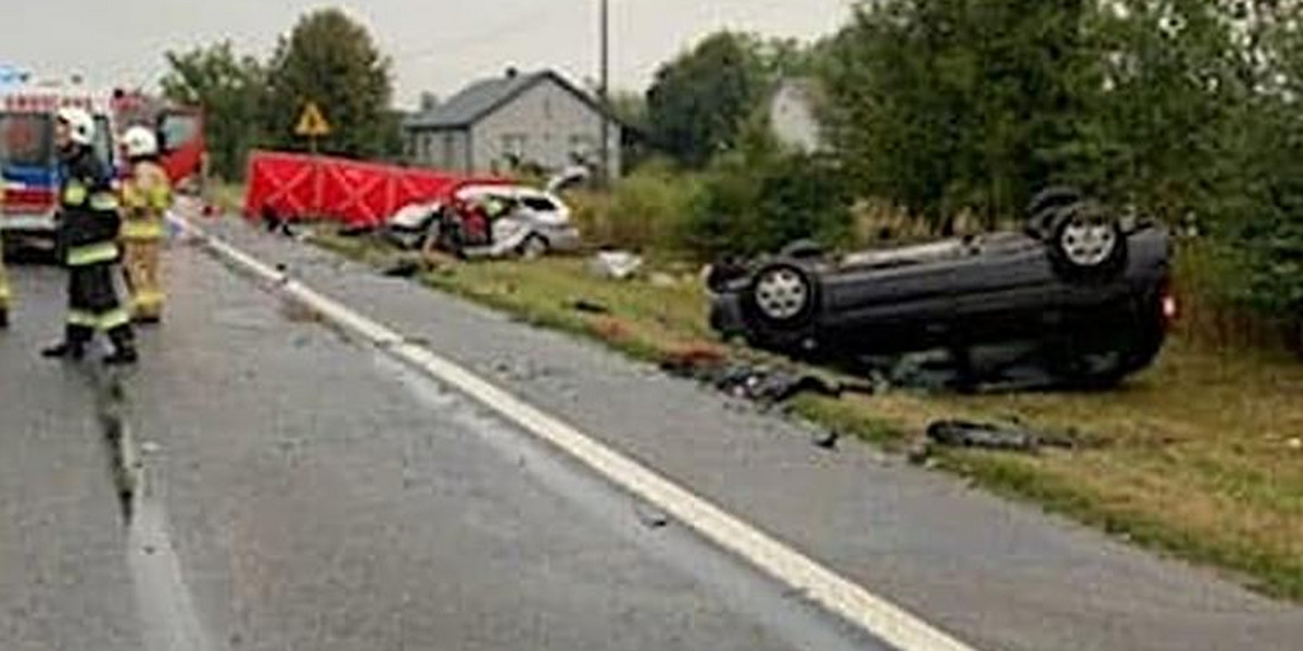 Zderzenie trzech aut. Dwie osoby nie żyją, cztery są ranne