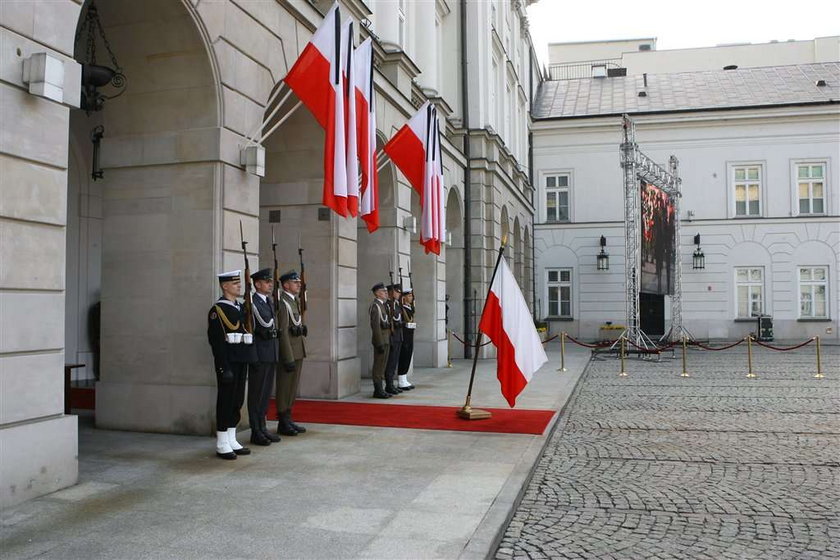 Warszawa nie przestaje płakać